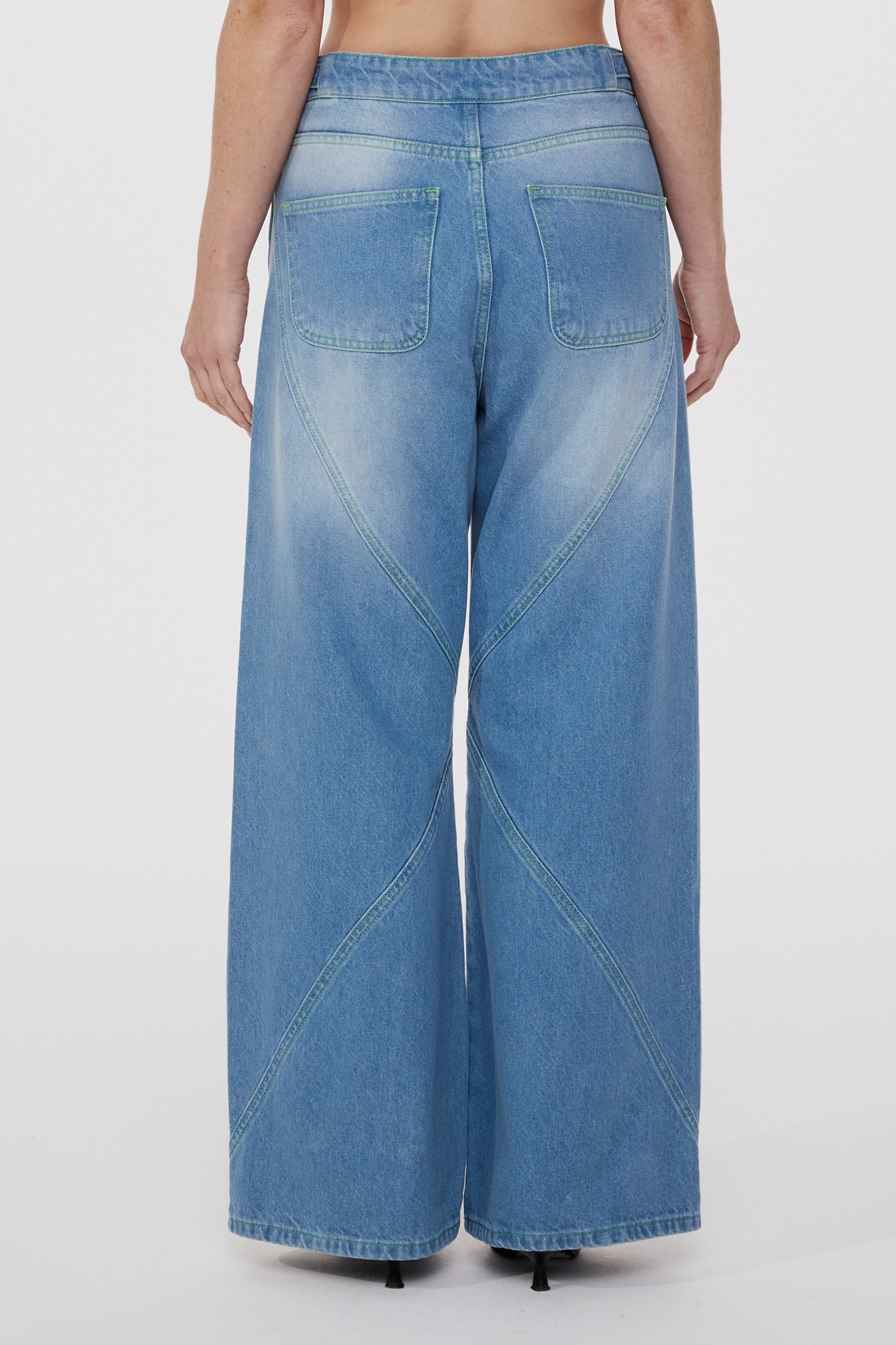 Wide-Leg Jeans mit geschwungener Nahtführung