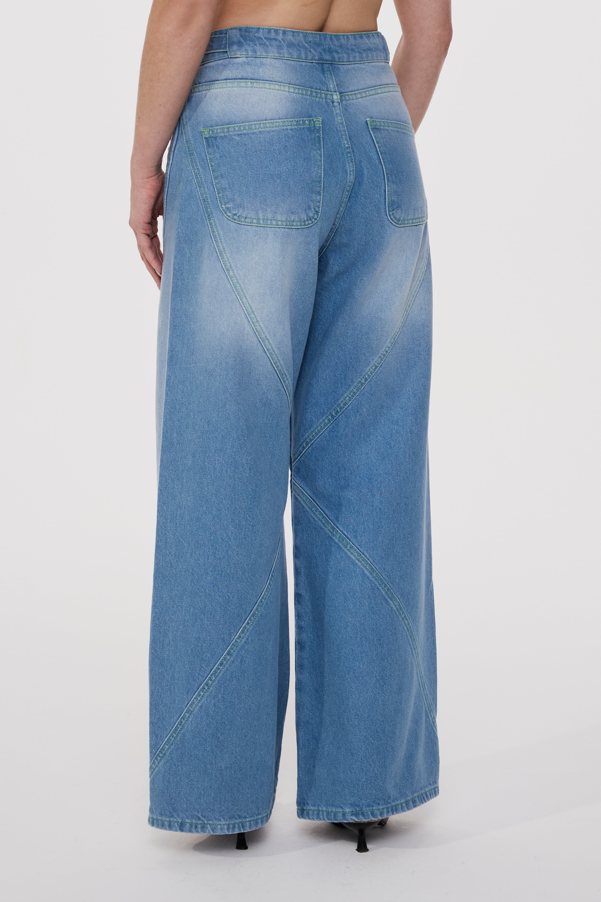 Wide-Leg Jeans mit geschwungener Nahtführung